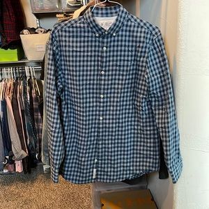 Penguin brand men’s medium button down shirt. In good shape.